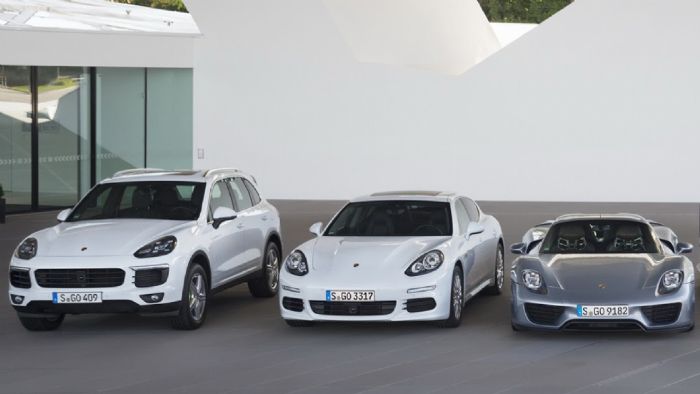 Για να τονιστεί το γεγονός πως η Porsche είναι η μοναδική premium εταιρεία που διαθέτει τρία plug-in hybrid μοντέλα, μαζί στο ταξίδι είναι οι Cayenne S E-Hybrid και Panamera S E-Hybrid.