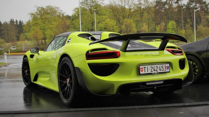 Η Porsche 918 Spyder είναι εξοπλισμένη με το προαιρετικό πακέτο Weissach. Σε σχέση με την «κανονική», είναι ελαφρύτερη κατά 35 κιλά, φέρει carbon μέρη, τροχούς μαγνησίου και ζώνες 6 σημείων.