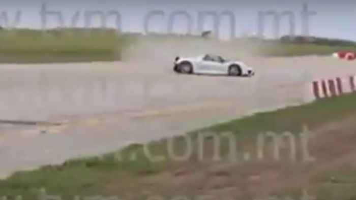 Porsche 918 Spyder έπεσε επάνω σε θεατές τραυματίζοντας 26 άτομα.	