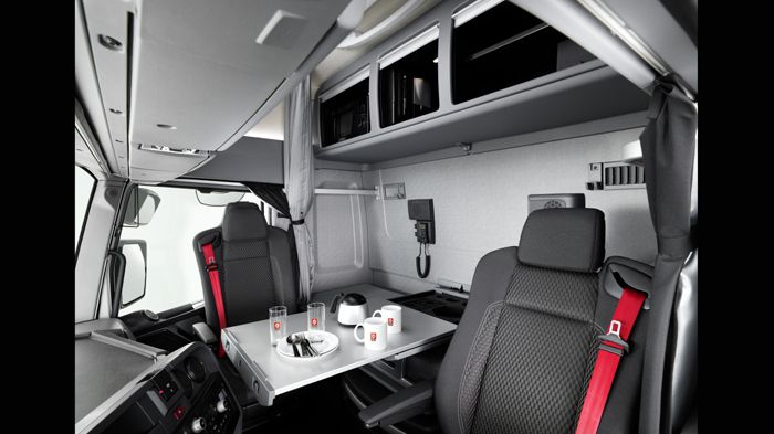 Η νέα καμπίνα High Maxispace της Renault Trucks προσφέρει μεταξύ άλλων ένα ειδικό αναδιπλούμενο τραπέζι με διαστάσεις 81x60 εκ.