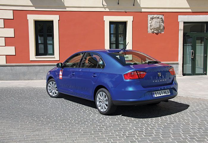 Το Seat Toledo επιστρέφει στο σεντάν αμάξωμα με 5η πίσω πόρτα, με το οποίο και καθιερώθηκε στην αγορά άλλωστε…