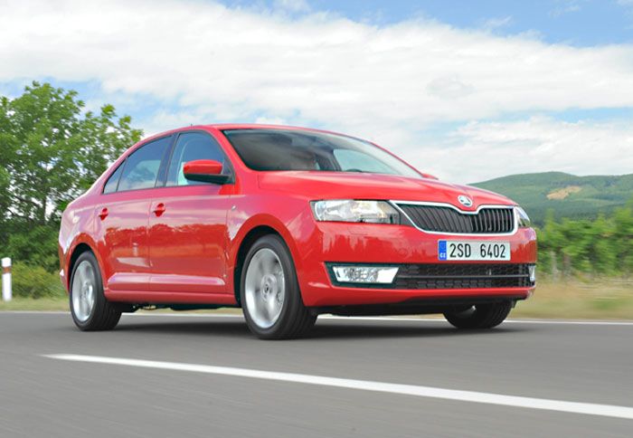 To νέο Skoda Rapid τοποθετείται ουσιαστικά ανάμεσα στις επιτυχημένες Fabia και Octavia.