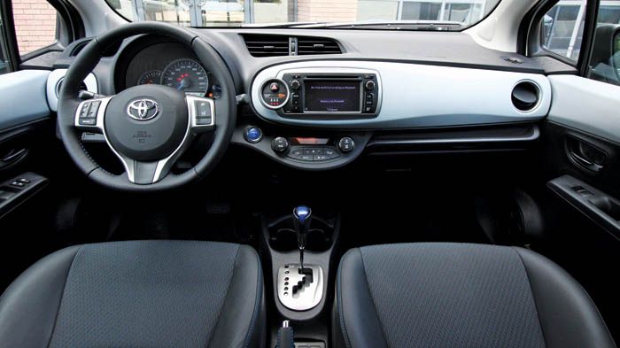 ¶κρως ποιοτικό στην κατασκευή και πολύ πρακτικό είναι το εσωτερικό του 
Toyota Yaris στο οποίο ξεχωρίζει το σύστημα Touch&Go.