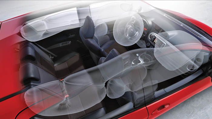Το Toyota Yaris εφοδιάζεται με 7 αερόσακους από τον βασικό του κιόλας εξοπλισμό των περισσότερων εκδόσεών του και έχει λάβει 5 αστέρια στις αξιολογήσεις του EuroNCAP.