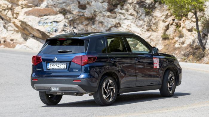 Στο δρόμο, τα περιθώρια πρόσφυσης του Suzuki Vitara είναι καλά, οι αντιδράσεις προβλέψιμες, τα φρένα ικανοποιητικά και η μαλακή ανάρτηση κάνει τη δουλειά της απέναντι στις ανωμαλίες του δρόμου αλλά και σε μία off-road διαδρομή.