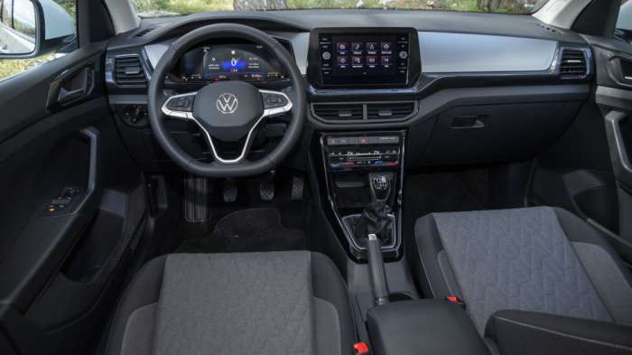 Το VW T-Cross έχει στη βασική έκδοση Essential οθόνη αφής 8 ιντσών και ίδιας επιφάνειας ψηφιακό πίνακα οργάνων.