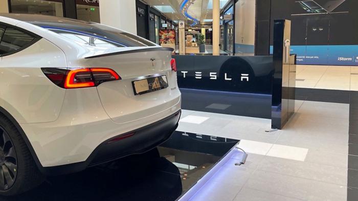 Η Tesla άνοιξε νέο pop-up κατάστημα στη Θεσσαλονίκη 