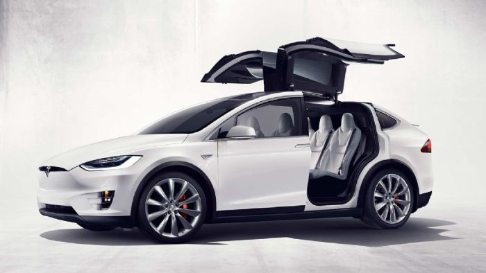 Αυτό είναι το Tesla Model X. Οι εμπρός πόρτες ανοίγουν κανονικά, ενώ οι πίσω κατακόρυφα.