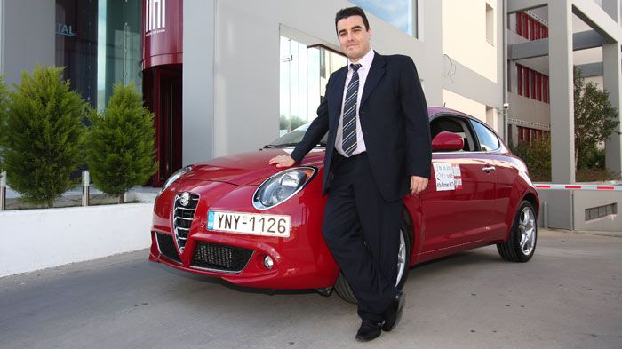 O κ. Ιωάννης Μπατιστάκης μπροστά από την Alfa Romeo MiTo 1,3 JTDM-2, κατά την παραλαβή του αυτοκινήτου.