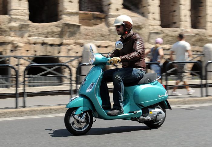 Πιο στρογγυλή και πιο κλασσική σχεδιαστικά η LX για τους λάτρεις των παραδοσιακών γραμμών του ιταλικού scooter.
