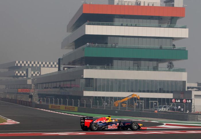 Με κεκτημένη ταχύτητα στα ελεύθερα δοκιμαστικά του ινδικού GP, ο Sebastian Vettel.