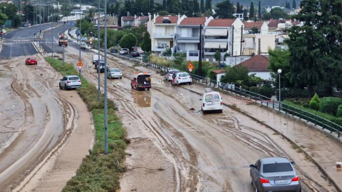 Βόλος: «Ποτάμια» λάσπης οι δρόμοι - Κόλλησαν Ι.Χ.  