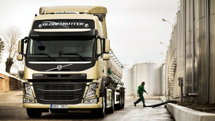 Το νέο Volvo FM αποκτά μια εντελώς νέα σχεδίαση με χαρακτηριστικότερο στοιχείο τα νέα φωτιστικά σώματα, τη μεγαλύτερη μάσκα και το νέο λογότυπο. 