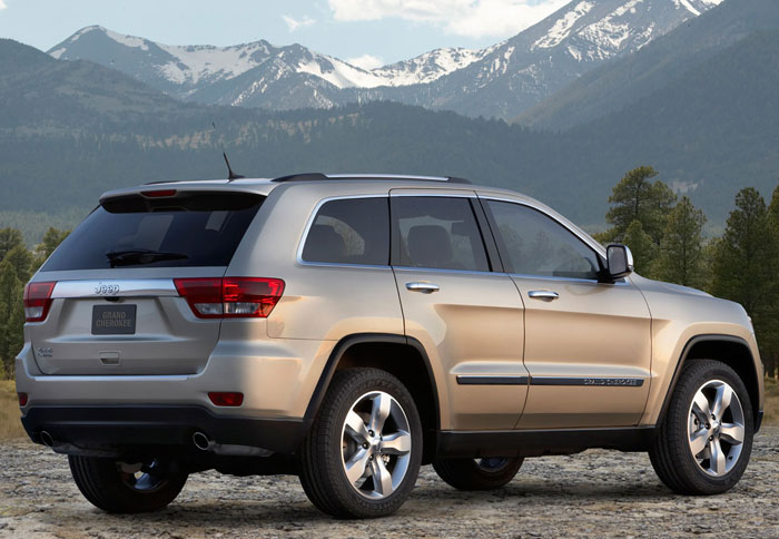 Πίσω το Grand Cherokee είναι δείχνει δυναμικό, χάρη κυρίως στα παραλληλόγραμμα φώτα που έχουν γίνει μεγαλύτερα 