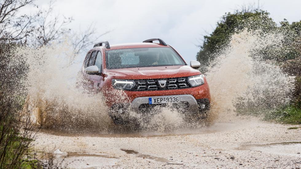 Το Dacia Duster μοιάζει να έχει πιο διευρυμένα όρια εκτός δρόμου από οποιοδήποτε άλλο μοντέλο της κλάσης χάρη στην μεγάλη απόσταση από το έδαφος (210 χλστ.) και την αυτόματη τετρακίνηση.