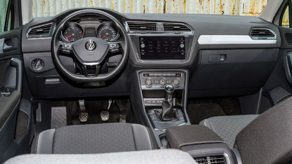 Το εσωτερικό του VW Tiguan είναι ευχάριστο παρά την συγκρατημένη σχεδιαστική λογική  του, ενώ διακρίνεται για την πολύ καλή ποιότητα κατασκευής του.
