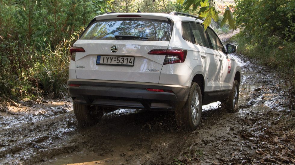 Ακόμα και στις κακοτοπιές, το Skoda Karoq δίνει μια εξαιρετικά συμπαγή και στιβαρή αίσθηση.