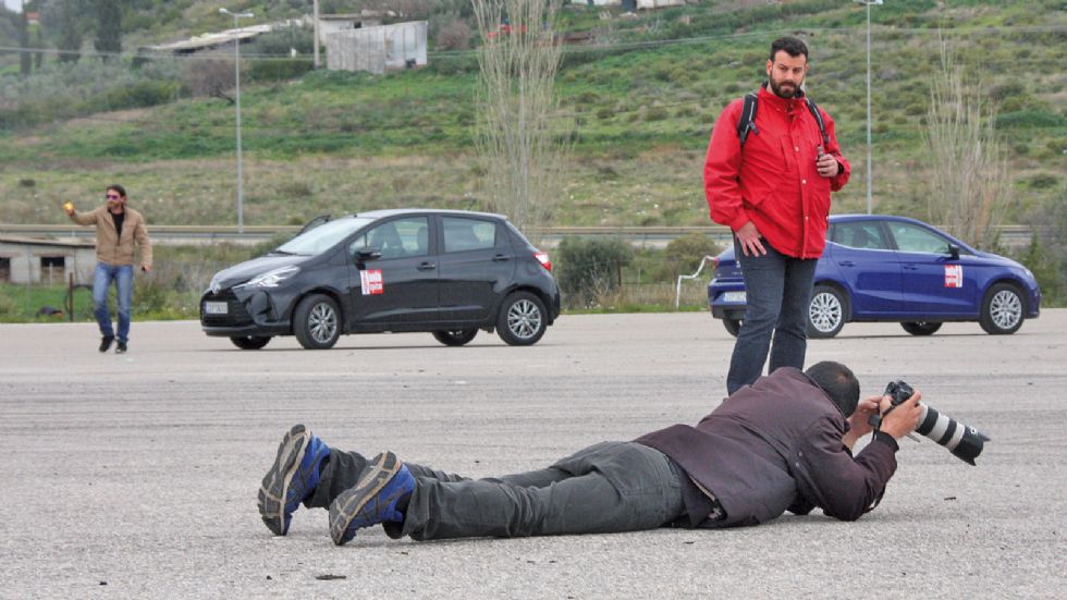 Ο Δημήτρης (με το κόκκινο) στον Σβολόπουλο (φωτογράφος):  Kαι δε μου λες;….Το δικό σου πετάει; 