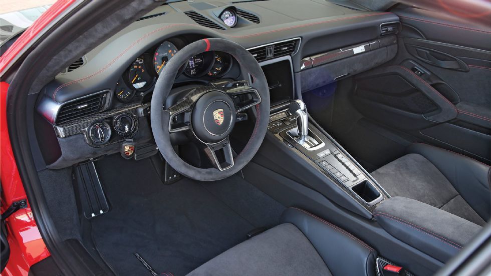Κορυφαία ποιότητα και μόνο τα απαραίτητα στο αγωνιστικό εσωτερικό της GT2 RS. Προσέξτε π.χ. που απουσιάζει η οθόνη από την κεντρική κονσόλα. Όμως δεν είναι το μόνο. Αυτή η 911 δεν έχει ούτε a/c!	