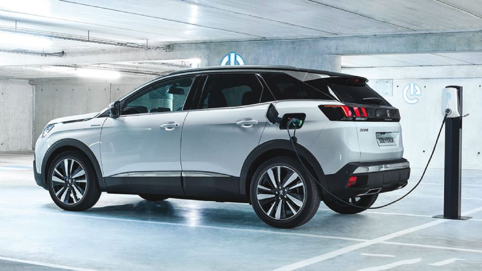 Το Peugeot 3008 ενισχύει και αυτό τη γκάμα του με τις Plug-In Hybrid εκδόσεις των 225 ίππων (δικίνητη) και των 300 ίππων (τετρακίνητη). 