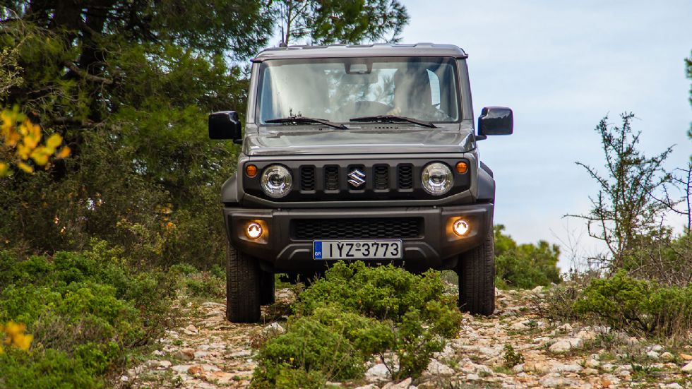 Στον στάνταρ εξοπλισμό περιλαμβάνεται το Hill Descent Control που ρυθμίζει την κατάβαση του Jimny σε οποιαδήποτε κλίση χωρίς να πατάς φρένο.