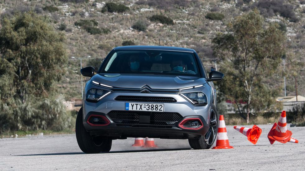 Ακόμη και πολύ πάνω από το όριό του, το Citroen C4-Cross δε γίνεται ανεξέλεγκτο ή απότομο στις αντιδράσεις του.