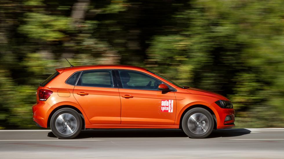 Το VW Polo 1,0 ΤSI 95 PS είναι το μόνο από τα μοντέλα της αντιπαράθεσης με 5άρι κιβώτιο. Η μακριά κλιμάκωση ευνοεί τη χαμηλή κατανάλωση, όχι όμως και το «νεύρο» στο προσπέρασμα.