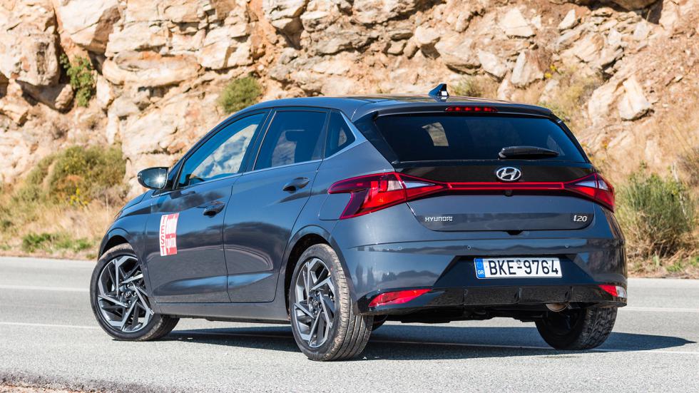 Η σχετικά σφιχτή ανάρτηση επιτρέπει στο Hyundai i20 
να παρουσιάσει ένα πιο ενδιαφέρον οδηγικό προφίλ σε εκτός πόλης διαδρομές, χωρίς ωστόσο να «ξεχνά» και τον ευχάριστο και ευέλικτο αστικό του προσα