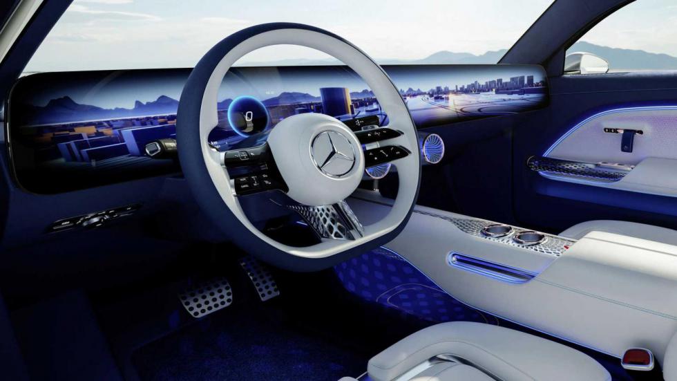 Όσον αφορά την καμπίνα της Mercedes Vision EQXX, είναι κατασκευασμένη με βιώσιμα υλικά περιλαμβάνοντας ύφασμα που χρησιμοποιεί μεταξωτές ίνες Biosteel, δέρμα vegan που προέρχεται από μανιτάρια, δέρμα 