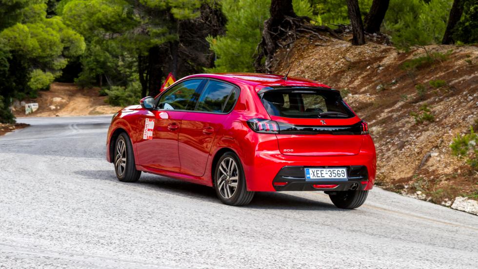 Fun to drive οδηγική αίσθηση συνοδεύει το Peugeot 208 που παρά την σφιχτή του ανάρτηση είναι αρκετά αποτελεσματικό, απορροφά τις ανωμαλίες του δρόμου και αποδίδει εξίσου εντυπωσιακά και σε πιο extreme