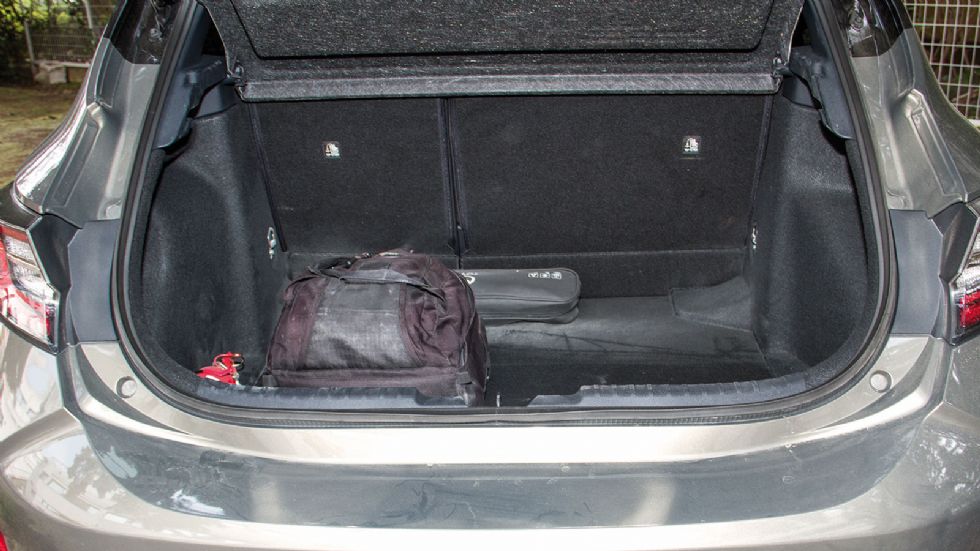 Ευτυχώς οι μπαταρίες δεν έχουν κλέψει χώρο από το ήδη μέτριο πορτ μπαγκάζ των 361 λτ. σε σχέση με την συμβατική Corolla.
