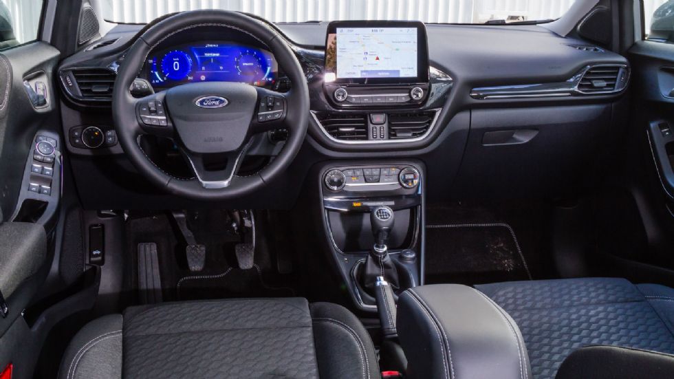 Tο εσωτερικό του νέου Ford Puma είναι όμορφο και σύγχρονο σε διάκοσμο. Ξεχωρίζει για την όμορφη οθόνη αφής στο κέντρο του ταμπλό και τον νέο ψηφιακό πίνακα οργάνων 12,3``