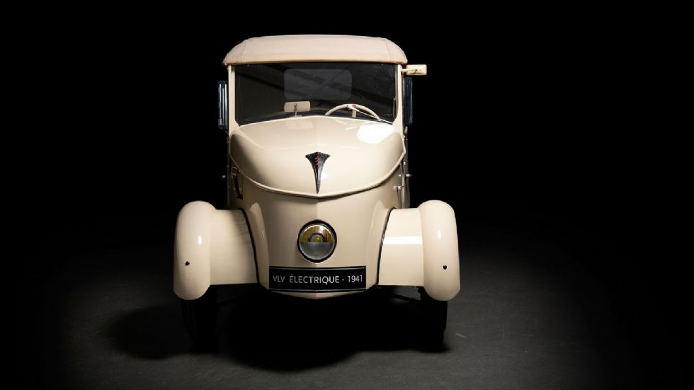 Το 1941 η Peugeot κυκλοφόρησε το πρώτο της ηλεκτρικό όχημα με την ονομασία VLV, ένα μίνι καμπριολέ με δύο θέσεις και αυτονομία 70 
έως 80 χλμ..