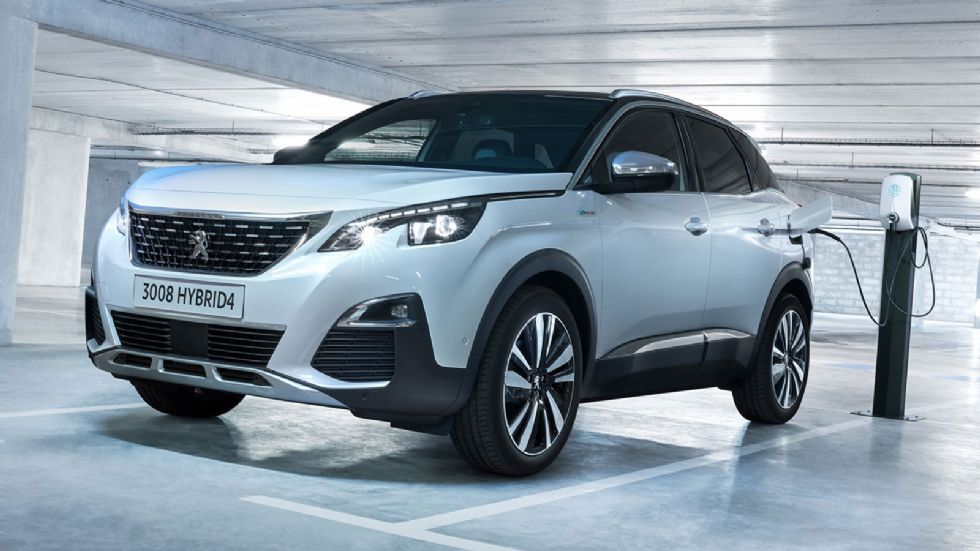 Το Peugeot 3008 Hybrid4 χρησιμοποιεί τον κινητήρα τoυ 1,6 λίτρου PureTech με απόδοση 200 ίππων, ο οποίος συνδυάζεται με 2 ηλεκτρικά μοτέρ, με τη συνολική απόδοση του συνόλου να ανέρχεται στους 300 ίππ