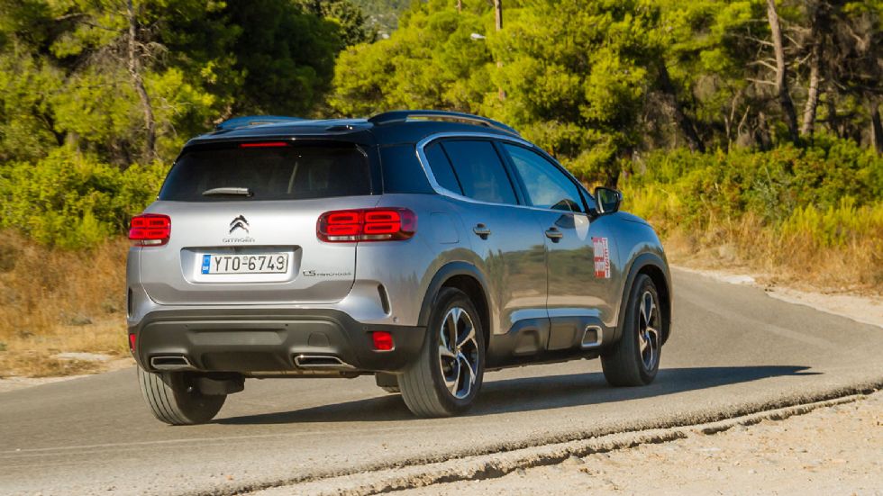 Το C5 Aircross με την εξαιρετικά απορροφητική ανάρτηση και τη σούπερ ηχομόνωση όχι μόνο δεν βροντάει ή κοπανάει, αλλά δίνει μια… αφρώδη αίσθηση ακόμη και σε «πληγωμένους» δρόμους.