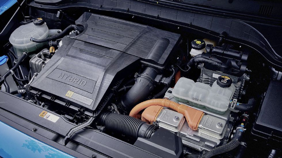 Το υβριδικό Hyundai Kona αποτελείται από έναν ατμοσφαιρικό βενζινοκινητήρα 1,6 λίτρων 105 ίππων, και έναν ηλεκτροκινητήρα 43,5 ίππων.