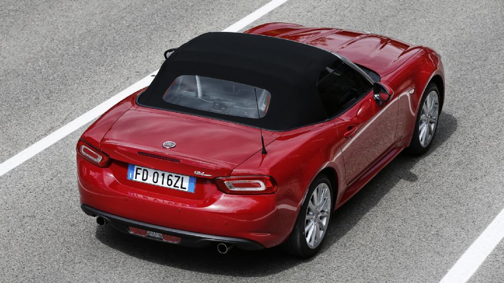 Στο Fiat 124 Spider το παρόν δίνει το σύστημα infotainment με την 7άρα οθόνη αφής. Υπάρχει και το premium ηχοσύστημα της Bose με τα 9 ηχεία, 4 από τα οποία βρίσκονται στα προσκέφαλα.