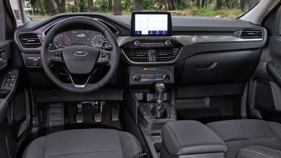 Η φαρδιά και πρακτική καμπίνα του νέου Ford Kuga είναι μοντέρνα και ποιοτική. Η έγχρωμη οθόνη αφής των 8 ιντσών ανήκει στο βασικό εξοπλισμό, όπως και το σύστημα infotainment SYNC3 φυσικά.