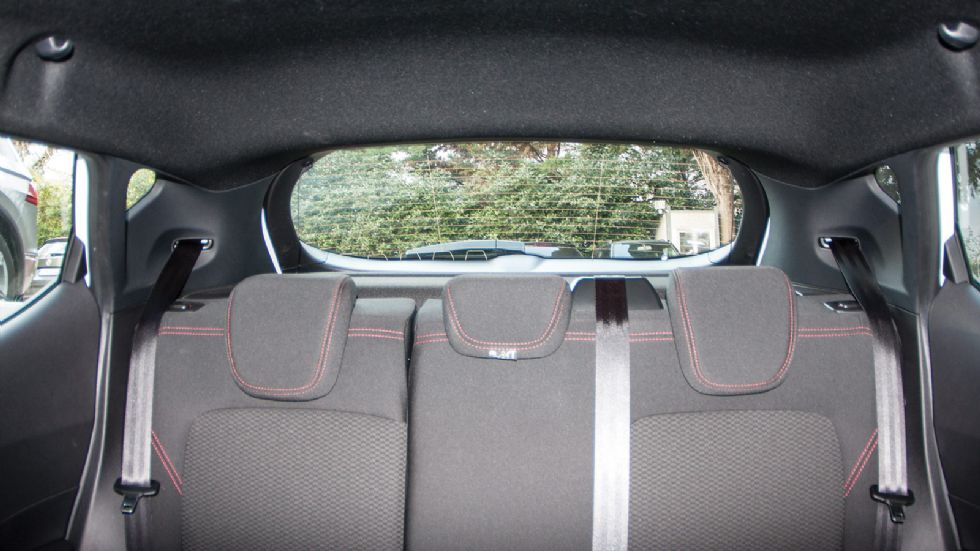 Καλή αξιολογείται η ορατότητα προς τα πίσω από το κάθισμα του Fiesta. Το τζάμι στενεύει χαμηλά στη βάση.
