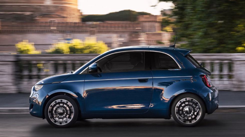 Το Fiat 500e διατηρεί ουσιαστικά το ρετρομοντέρνο του στυλ, αλλά είναι βασισμένο σε μια νέα πλατφόρμα.