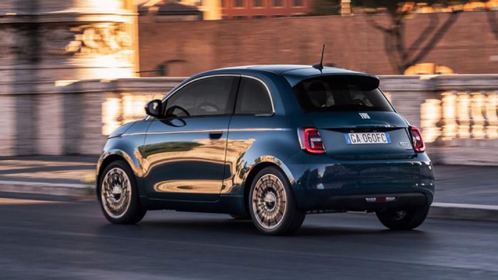 Ευχάριστη οδήγηση υπόσχεται το νέο Fiat 500e, το οποίο φάρδυνε και απέκτησε μεγαλύτερο μεταξόνιο.