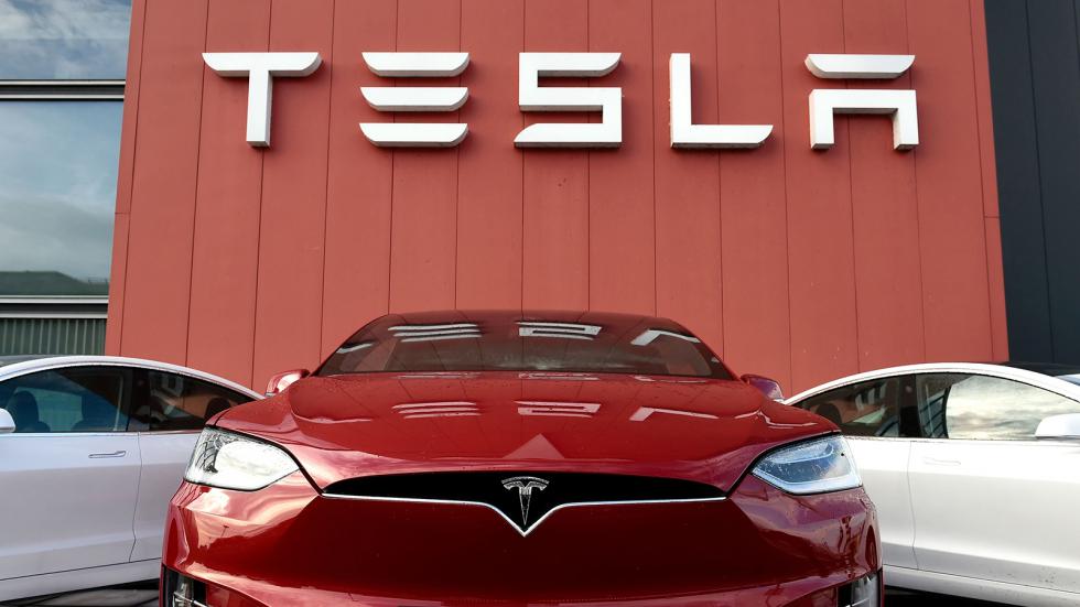 Η Κίνα απαγορεύει τα Tesla γιατί φοβάται ότι την κατασκοπεύουν 