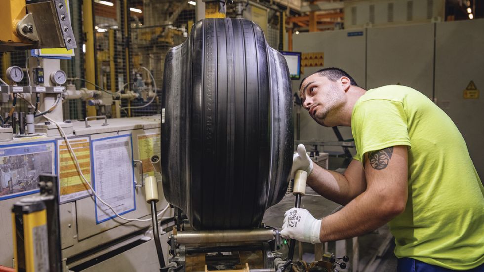 Στη μονάδα παραγωγής της Νιρεγιχάσα, η Michelin παράγει καθημερινά περίπου 6.000 ελαστικά διαφόρων τύπων και διαστάσεων. Ο ανθρώπινος παράγοντας και εδώ υπηρετεί τις μηχανές, είναι όμως καίριος ως προ