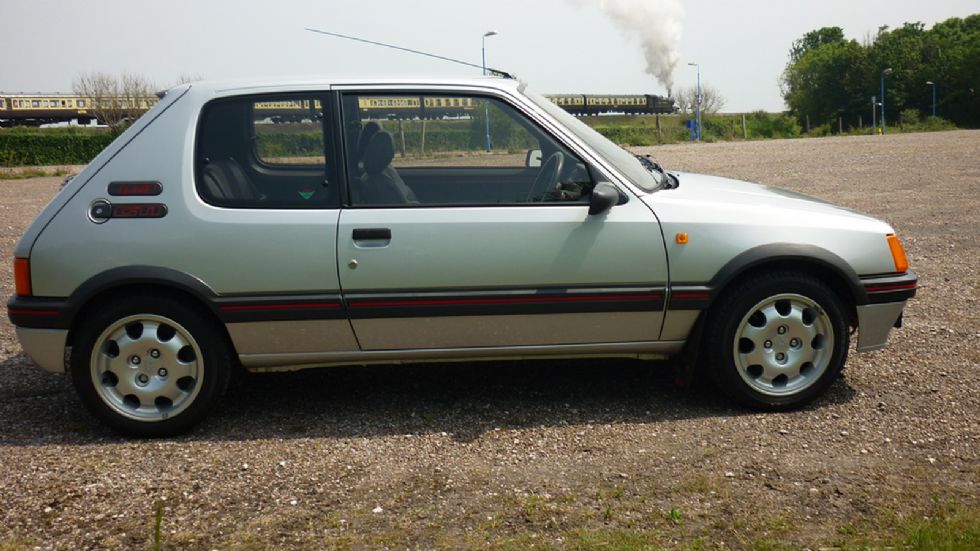 Ένα Peugeot 205 GTI του 1989 πουλήθηκε σε δημοπρασία της SilverstoneAuctions στην εκδήλωση Classic Sale 2016. Πόσο έπιασε; 30.938 λίρες ή αλλιώς 36.240 ευρώ.