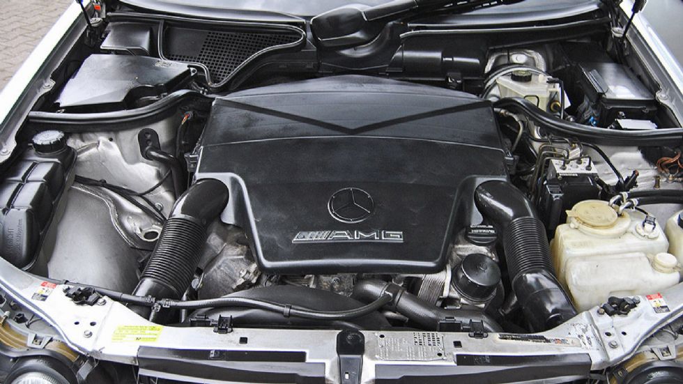 Σε εξαιρετική κατάσταση βρίσκεται το μηχανοστάσιο της Mercedes-AMG E55.