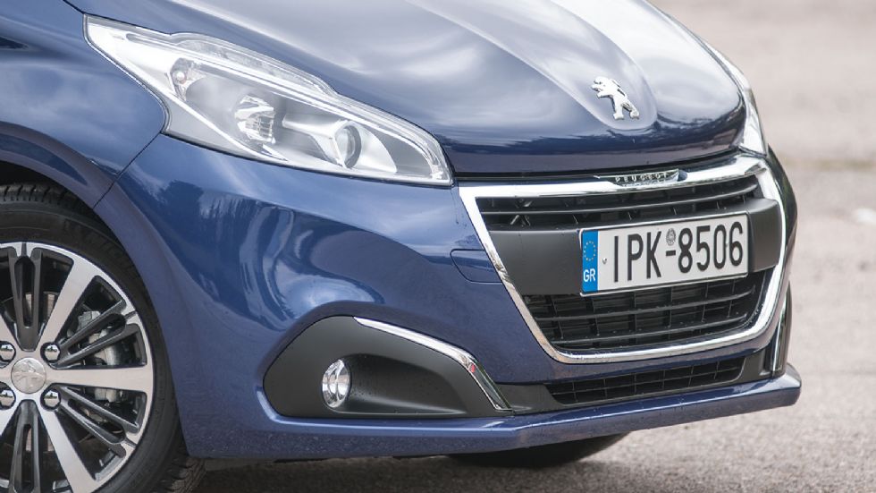 Μετά την ανανέωσή του, το
 Peugeot 208 τόνισε περαιτέρω τις γραμμές του με φρεσκαρισμένη μάσκα και νέα φώτα εμπρός με LED προβολείς ημέρας.
