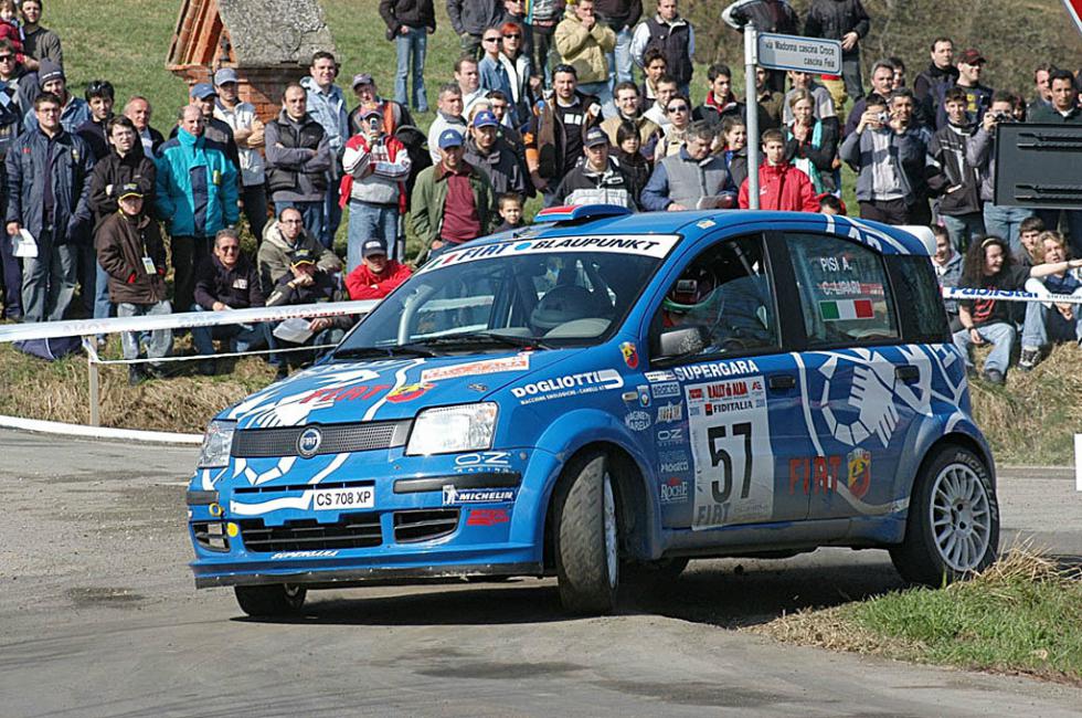 Panda Rally (2005). Με τη 2η γενιά του Panda, η Fiat δεν άφησε παραπονεμένους ούτε τους λάτρεις της ταχύτητας. Ποιος θα περίμενε ένα Panda ικανό για ράλι; To Panda Rally με απόδοση έως 157 ίππους, σει