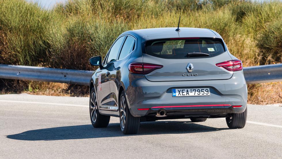 Το Clio παρέχει αξιόλογη άνεση και υψηλή ποιότητα κύλισης, ενώ παράλληλα «πατάει» με σιγουριά στο δρόμο.  
