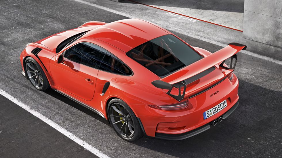 Η νέα GT3 RS έχει χάσει 10 κιλά σε σχέση με την GT3, κάτι που επιτεύχθηκε μέσω της χρήσης ελαφριών υλικών, όπως το μαγνήσιο στην οροφή και τα ανθρακονήματα στο χώρο αποσκευών. 