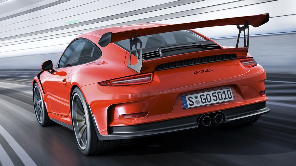 Το αμάξωμα της GT3 RS προέρχεται από την 911 Turbo, ενώ φέρει πλήθος αεροδυναμικών βοηθημάτων, με το πιο «χτυπητό» από όλα να είναι η μεγάλη πίσω αεροτομή.